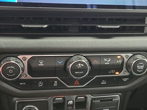 Used 2025 Jeep Gladiator Sport AWD/4WD image 22