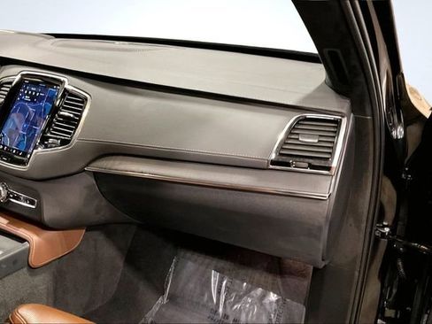 Certified 2023 Volvo XC90 B6 Ultimate w/ Lounge Package image 18