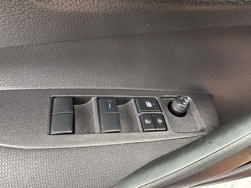 Used 2025 Toyota Corolla LE w/ LE Premium Package FWD image 33