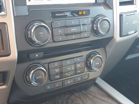 Used 2018 Ford F250 Lariat w/ Chrome Package image 24