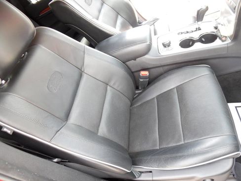 Used 2013 Jeep Grand Cherokee Overland AWD/4WD image 23