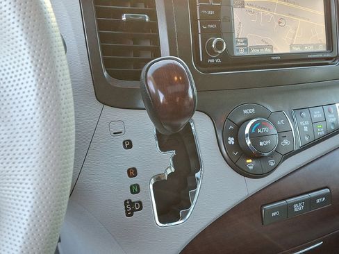 Used 2014 Toyota Sienna XLE w/ Entertainment Package image 22