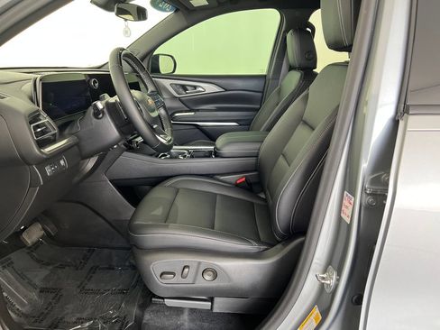 Used 2024 Chevrolet Traverse LT w/ Enhanced Driving Package FWD image 11