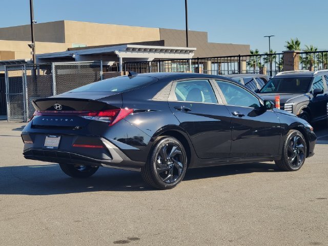New 2026 Hyundai Elantra SEL Sport FWD image 4