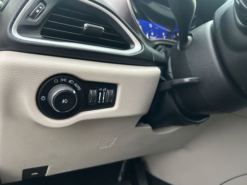 Used 2022 Chrysler Pacifica Touring-L image 21