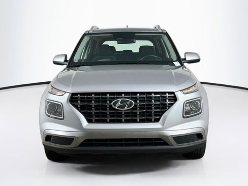 Used 2025 Hyundai Venue SEL FWD image 2