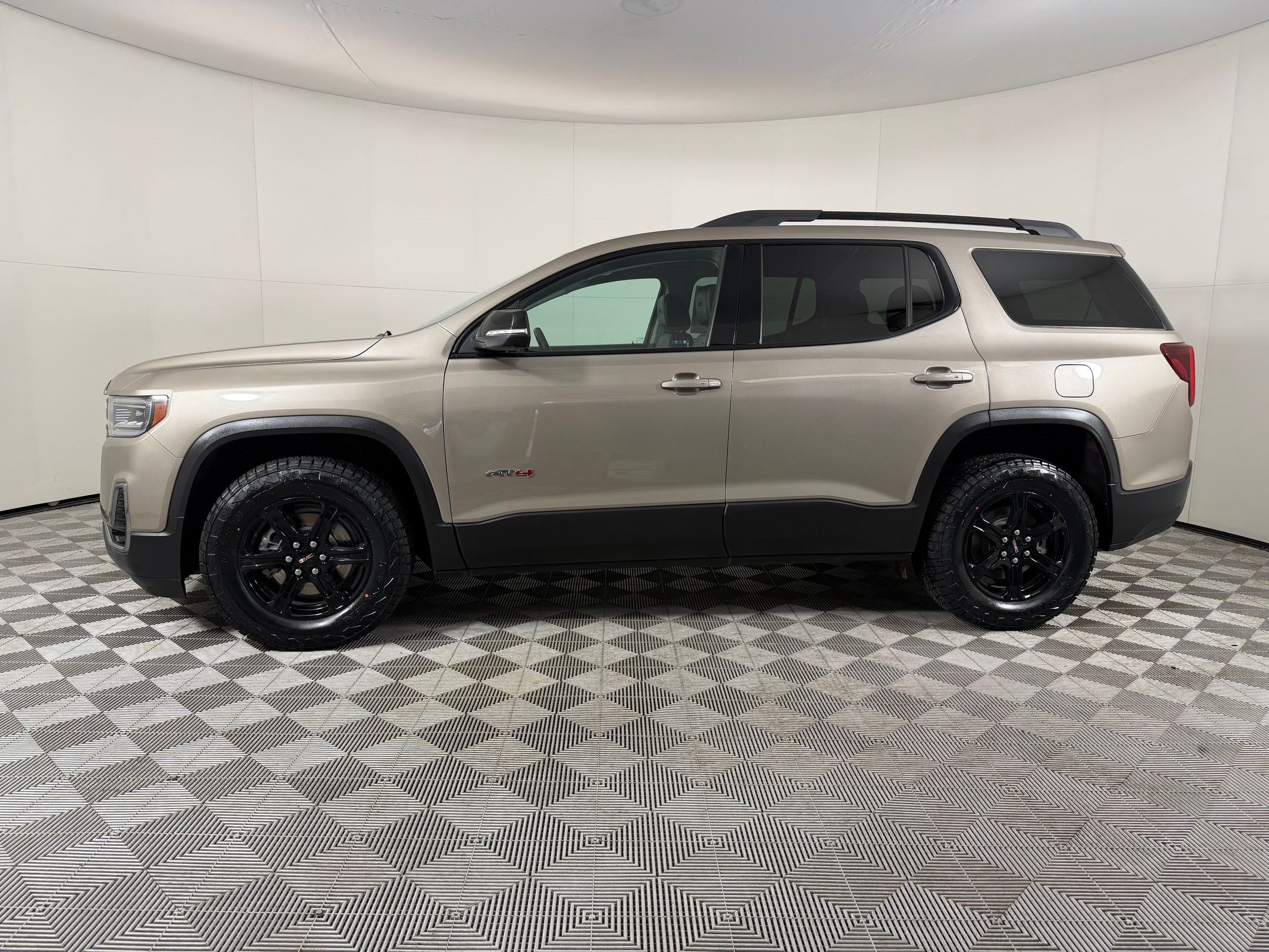 Used 2022 GMC Acadia AT4 w/ Technology Package AWD/4WD image 2