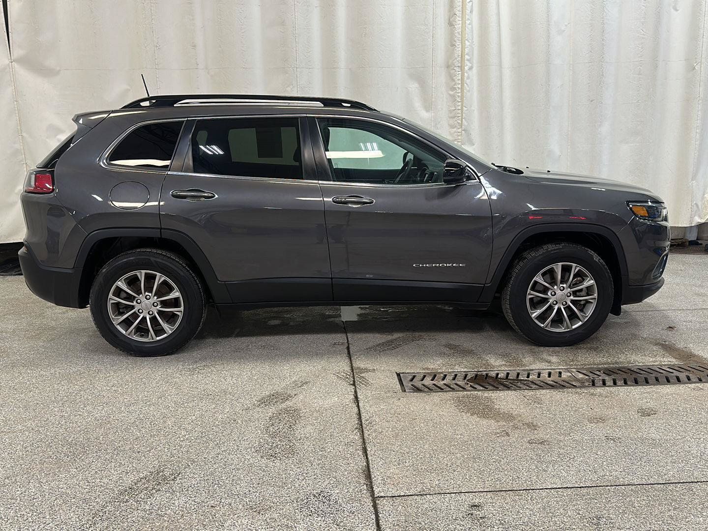Used 2022 Jeep Cherokee Latitude Lux w/ Sun & Sound Group AWD/4WD image 6