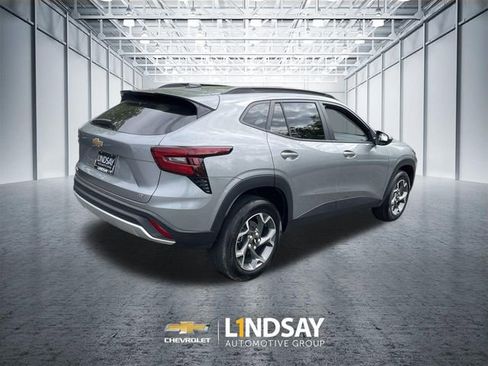 Used 2025 Chevrolet Trax LT w/ LT Convenience Package FWD image 8