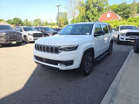Used 2025 Jeep Wagoneer 4WD image 3