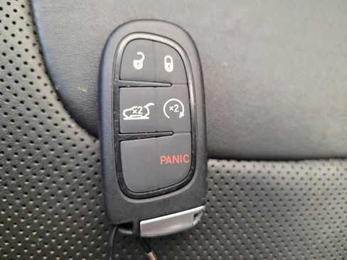 Used 2019 Jeep Cherokee Overland w/ Technology Group image 32