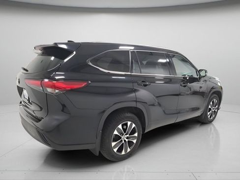 Used 2021 Toyota Highlander XLE AWD/4WD image 6