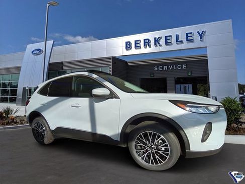 New 2025 Ford Escape SE w/ Class II Trailer Tow Package FWD image 1