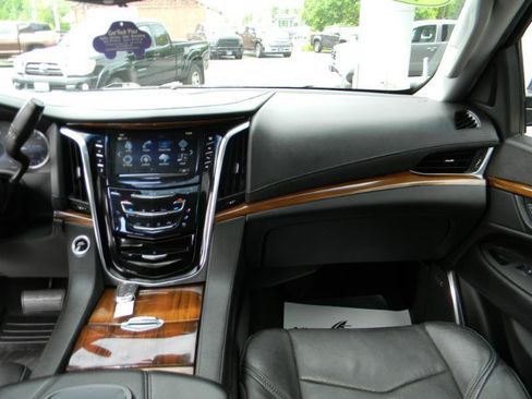 Used 2017 Cadillac Escalade Premium Luxury AWD/4WD image 18