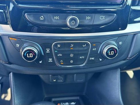 Used 2021 Chevrolet Traverse Premier image 36