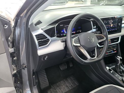 Used 2025 Volkswagen Taos SE image 3