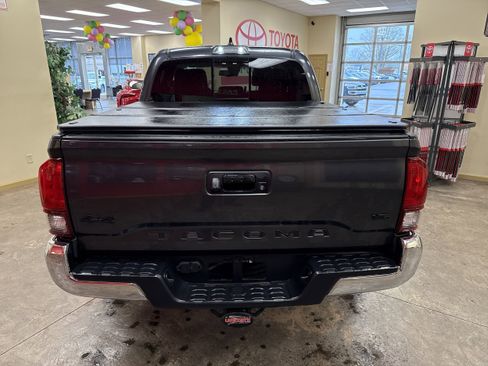 Used 2023 Toyota Tacoma SR5 w/ Black Out Package (TMS) AWD/4WD image 8