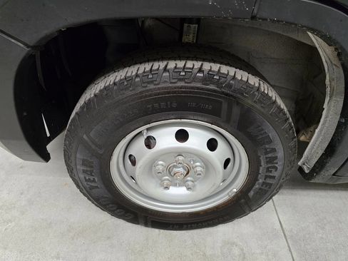 Used 2025 RAM ProMaster 2500 w/ Convenience Group FWD image 9