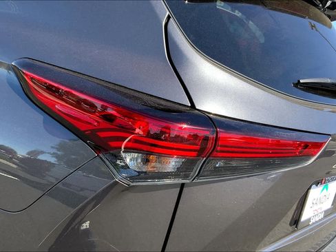 Used 2022 Toyota Highlander L image 28