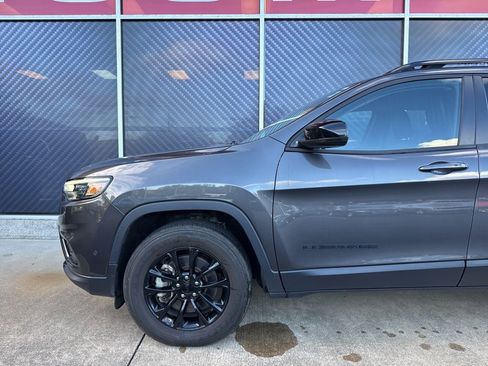 Used 2023 Jeep Cherokee Altitude Lux image 18