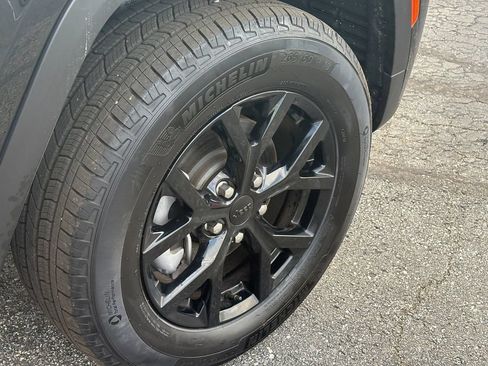 Used 2026 Jeep Grand Cherokee Altitude AWD/4WD image 9