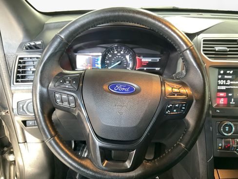 Used 2017 Ford Explorer XLT w/ Equipment Group 202A AWD/4WD image 12
