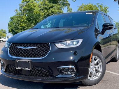 New 2026 Chrysler Pacifica Select