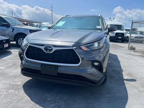 Used 2022 Toyota Highlander XLE FWD image 1