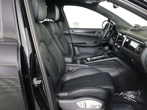 Certified 2026 Porsche Macan AWD/4WD image 31