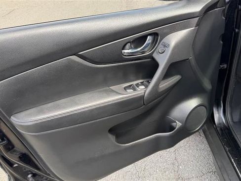 Used 2017 Nissan Rogue S AWD/4WD image 7