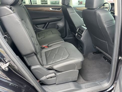 Used 2025 Volkswagen Atlas SE image 23