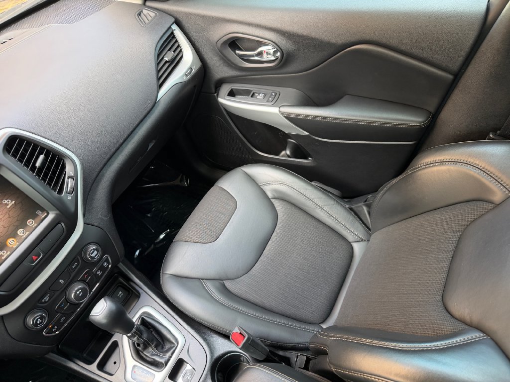 Used 2018 Jeep Cherokee Latitude Plus FWD image 17