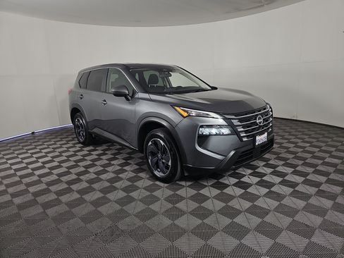 Used 2025 Nissan Rogue SV FWD image 2