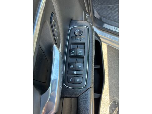Used 2022 RAM 1500 Laramie AWD/4WD image 13