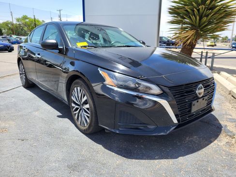 Used 2024 Nissan Altima 2.5 SV FWD image 3