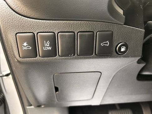 Used 2022 Mitsubishi Outlander 4WD Plug-In Hybrid image 23