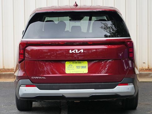 Used 2025 Kia Carnival FWD image 11