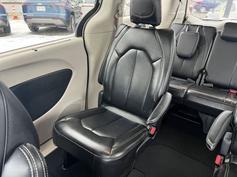 Used 2024 Chrysler Pacifica Touring-L image 38