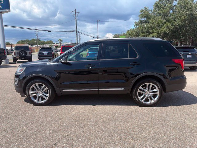 Used 2017 Ford Explorer XLT w/ Equipment Group 202A AWD/4WD image 5