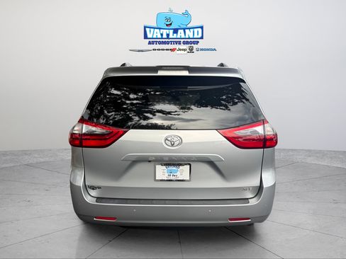 Used 2020 Toyota Sienna XLE w/ XLE Navigation Package FWD image 4
