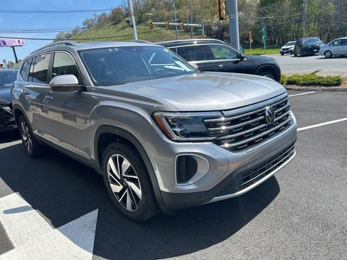 Used 2025 Volkswagen Atlas SEL AWD/4WD image 2