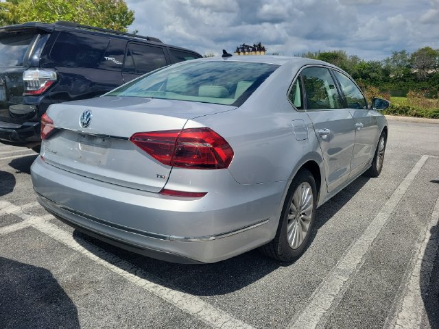 Used 2017 Volkswagen Passat 1.8T SE FWD image 3