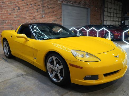 Used 2008 Chevrolet Corvette Coupe w/ Z51 Performance Package RWD image 3