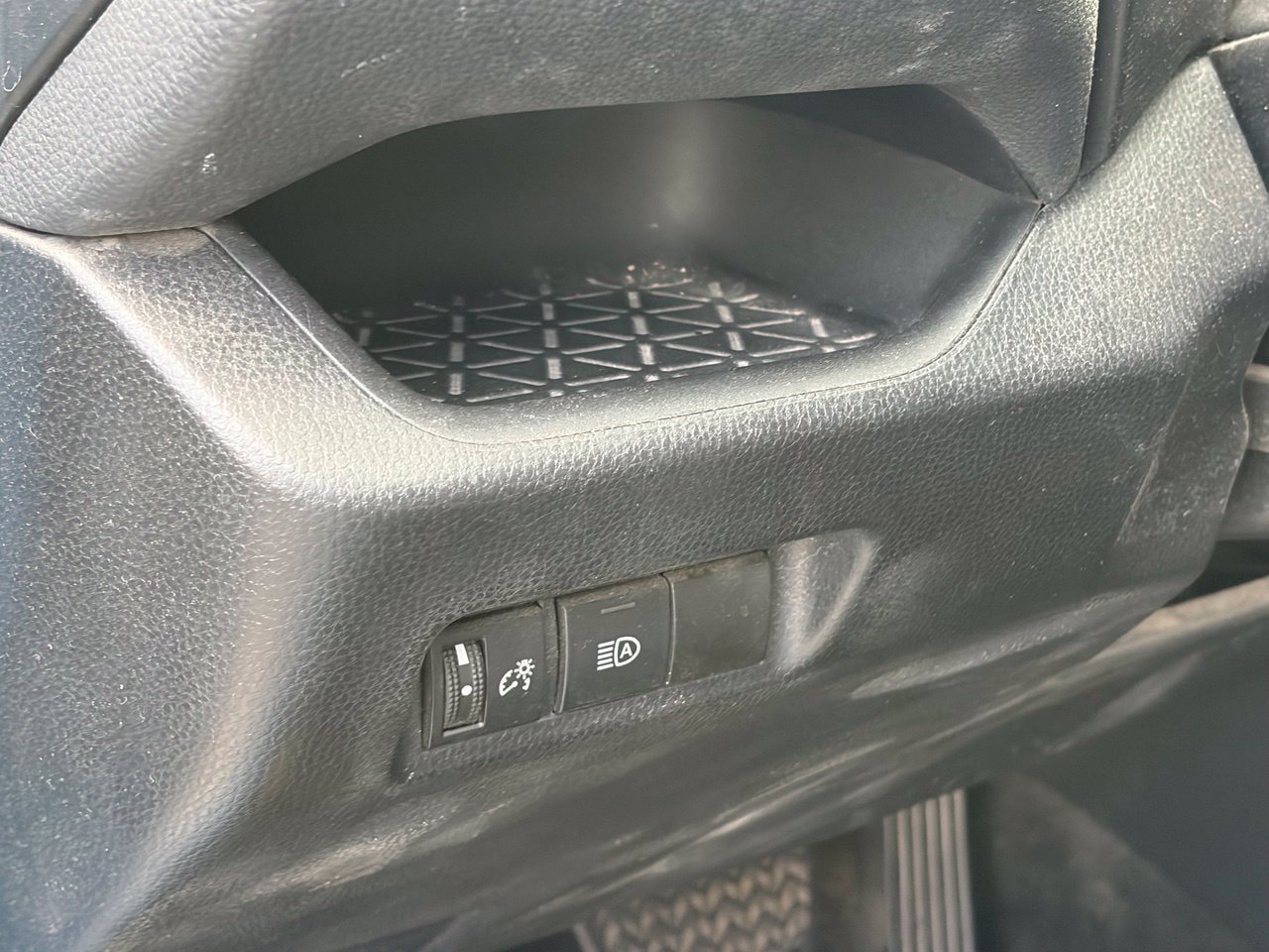 Used 2019 Toyota RAV4 LE w/ Carpet Mat Package AWD/4WD image 8
