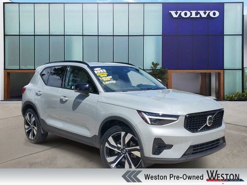 Certified 2024 Volvo XC40 B5 Plus AWD/4WD image 1
