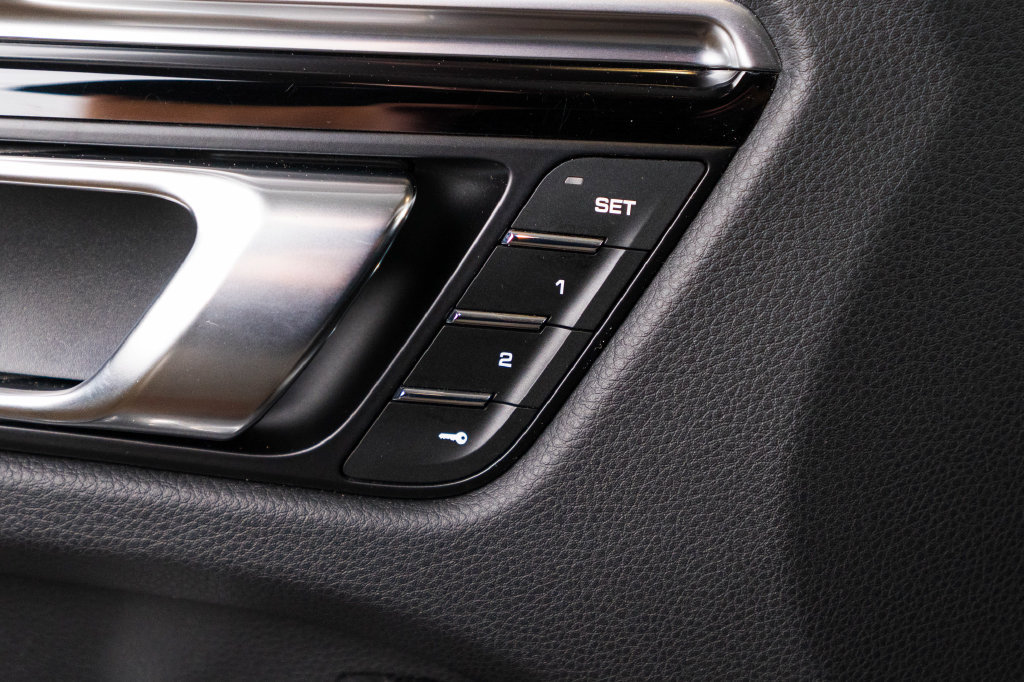 Certified 2023 Porsche Macan AWD/4WD image 20