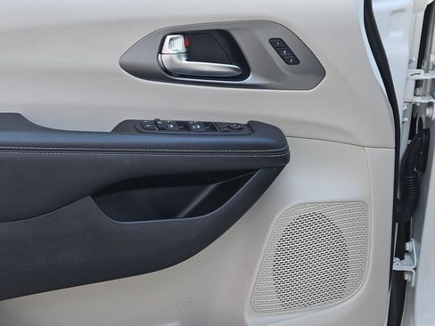 Used 2023 Chrysler Pacifica Touring-L FWD image 18