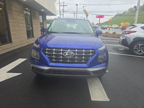 Used 2025 Hyundai Venue SEL FWD image 2