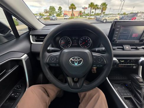 Used 2021 Toyota RAV4 LE AWD/4WD image 18