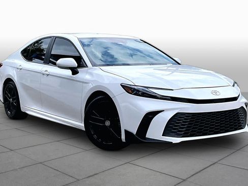 Used 2025 Toyota Camry SE FWD image 3